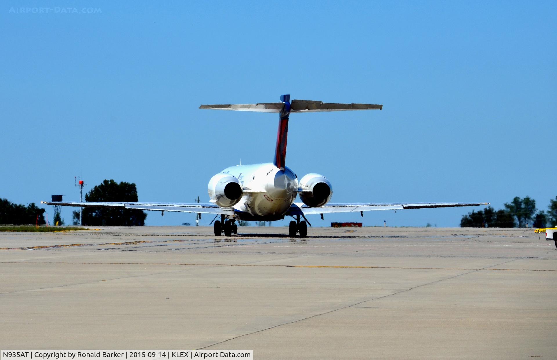 N935AT, 2000 Boeing 717-200 C/N 55069, Taxi Lexington