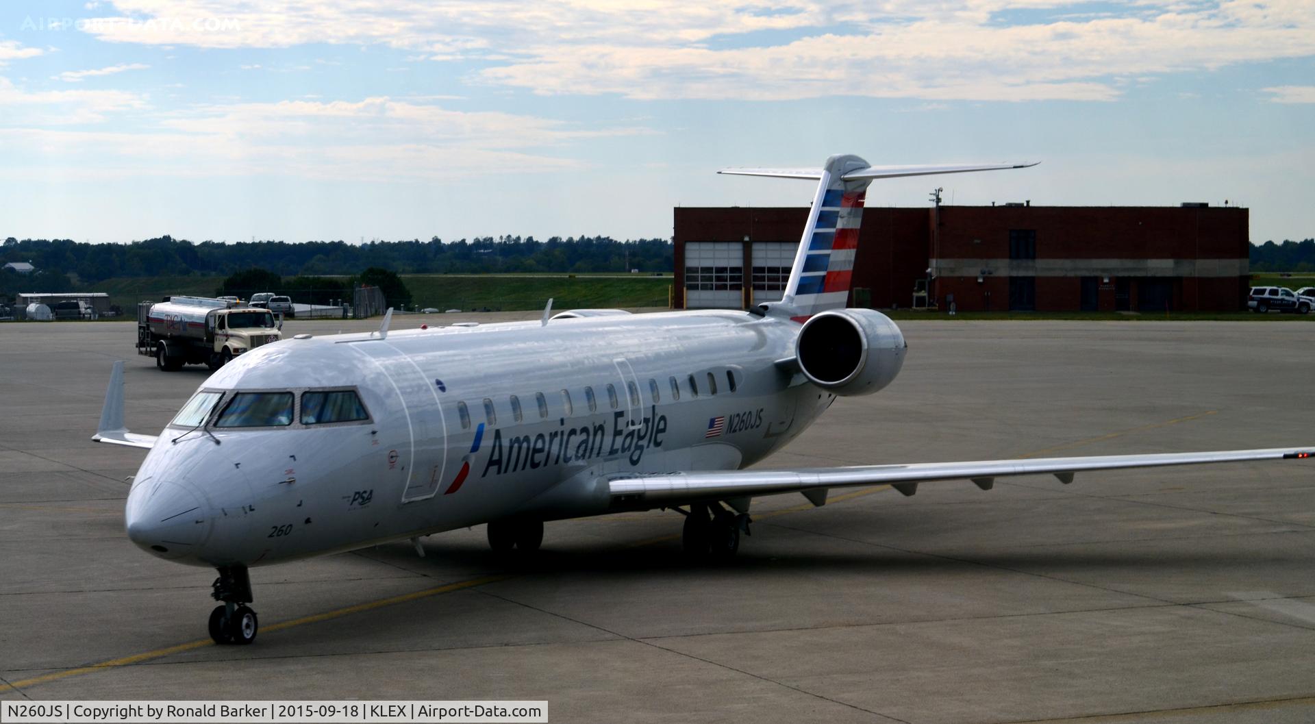 N260JS, 2004 Bombardier CRJ-200ER (CL-600-2B19) C/N 7957, Approaching the gate Lexington