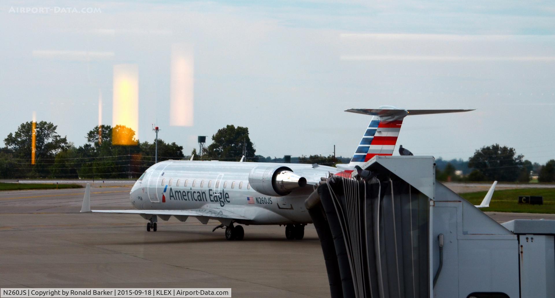 N260JS, 2004 Bombardier CRJ-200ER (CL-600-2B19) C/N 7957, Taxi for takeoff Lexington