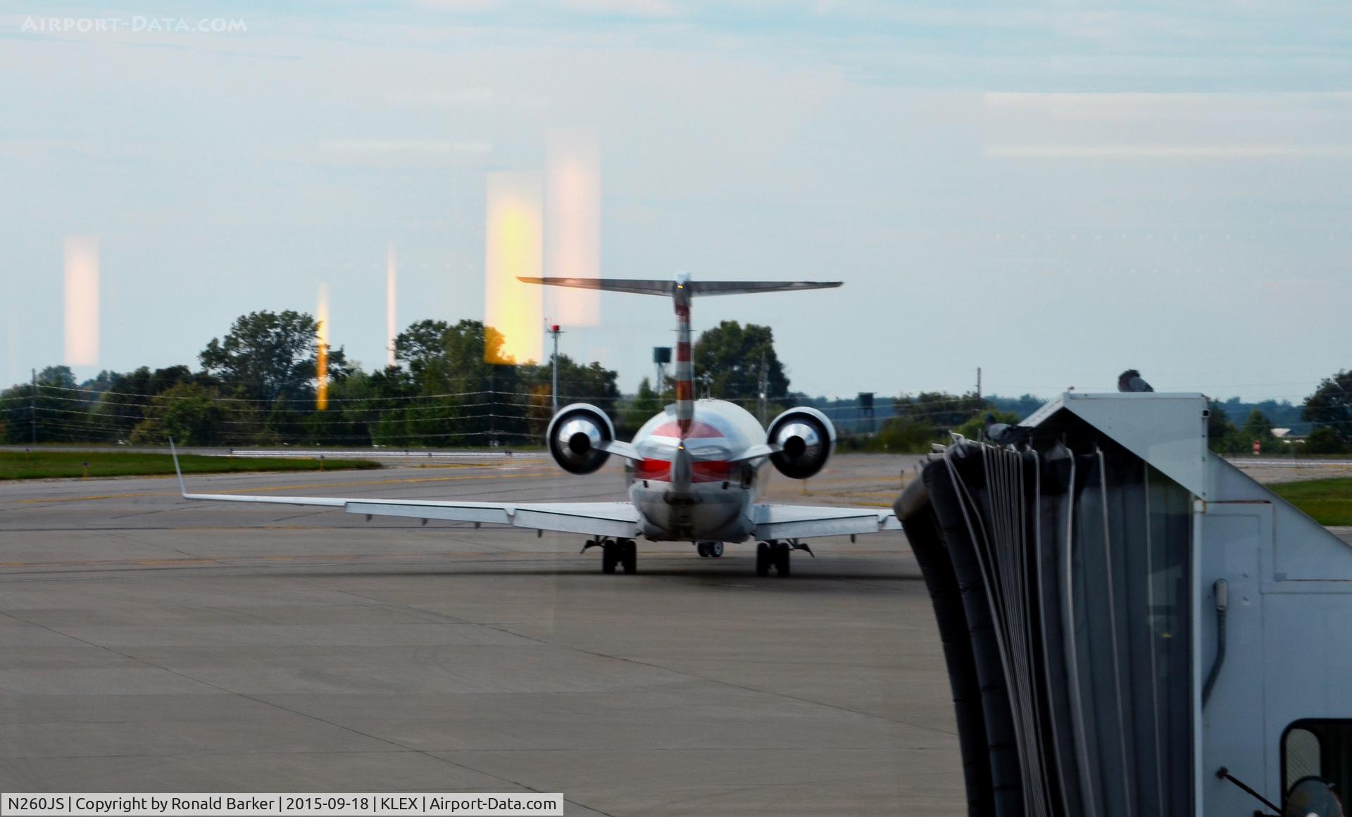 N260JS, 2004 Bombardier CRJ-200ER (CL-600-2B19) C/N 7957, Taxi for takeoff Lexington