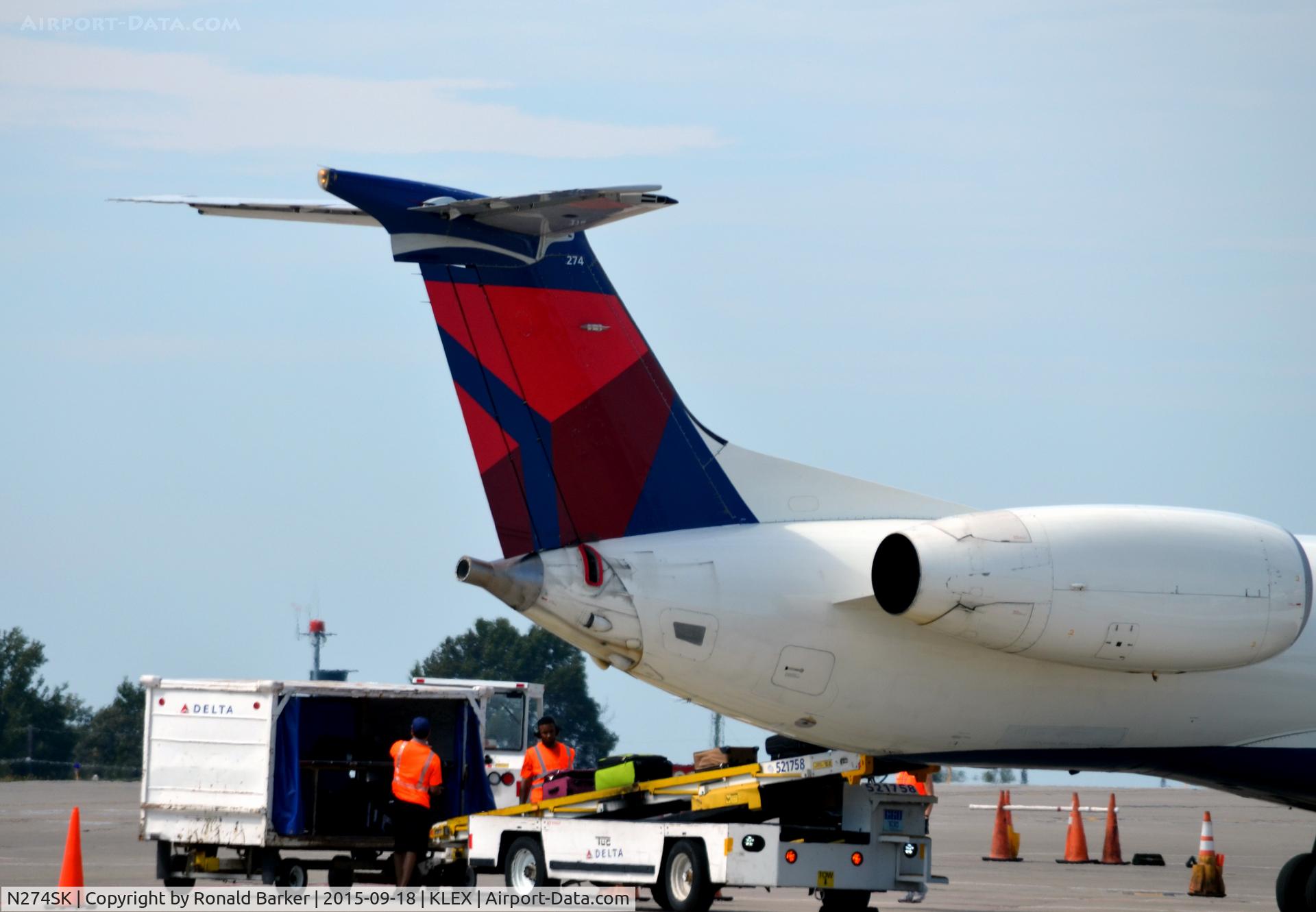 N274SK, 2000 Embraer EMB-145LR C/N 145344, At the gate Lexington