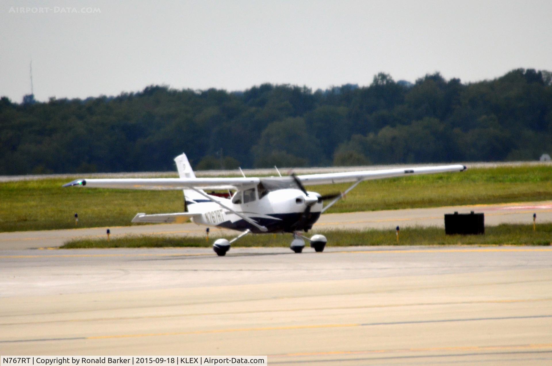 N767RT, Cessna T182T Turbo Skylane C/N T18209006, Taxi Lexington