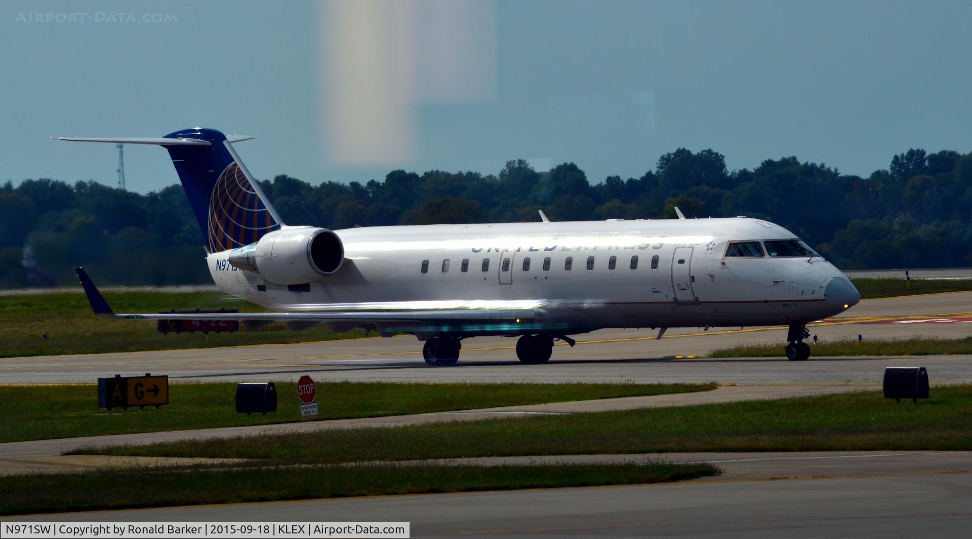 N971SW, 2004 Canadair CL-600-2B19 Regional Jet CRJ-200LR C/N 7947, Taxi Lexington