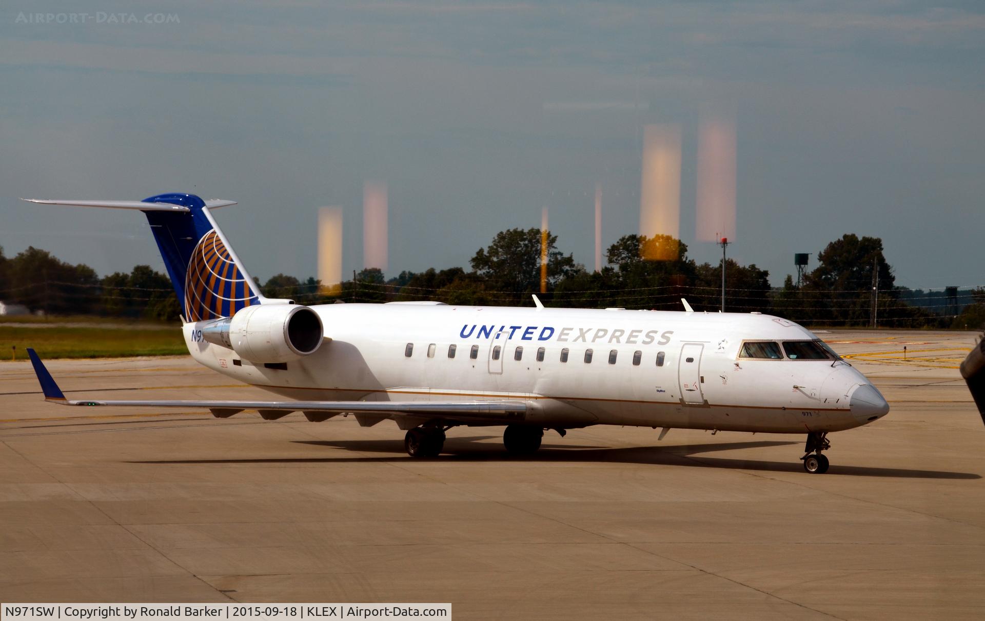 N971SW, 2004 Canadair CL-600-2B19 Regional Jet CRJ-200LR C/N 7947, Taxi Lexington