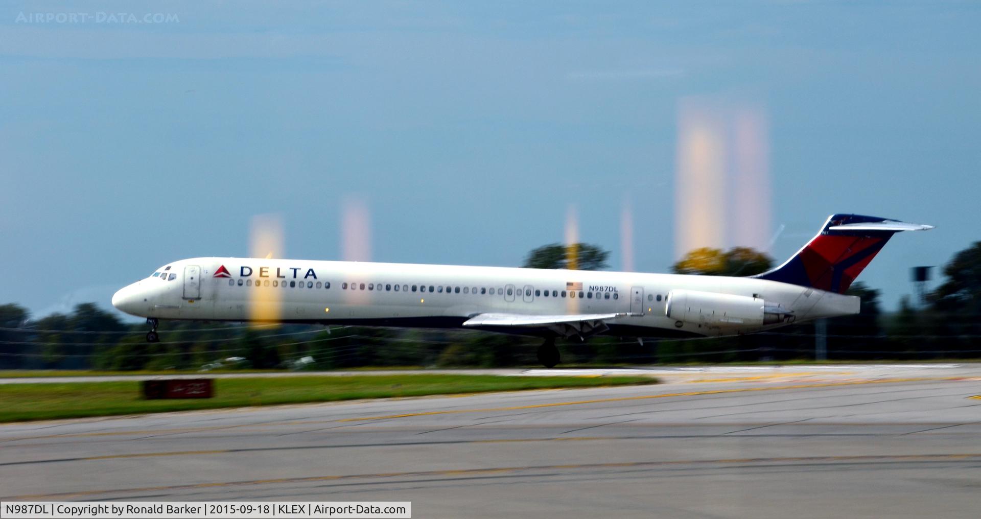 N987DL, 1991 McDonnell Douglas MD-88 C/N 53338, Landing Lexington