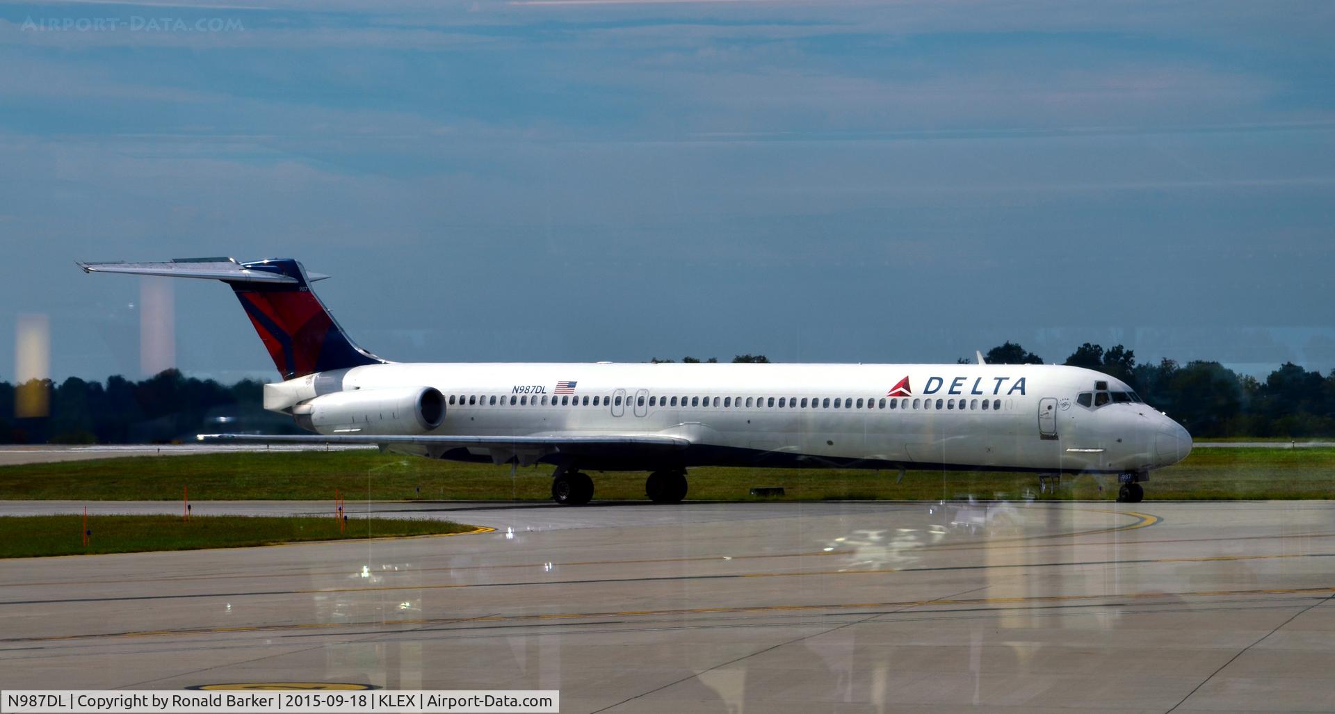 N987DL, 1991 McDonnell Douglas MD-88 C/N 53338, Taxi to park Lexington