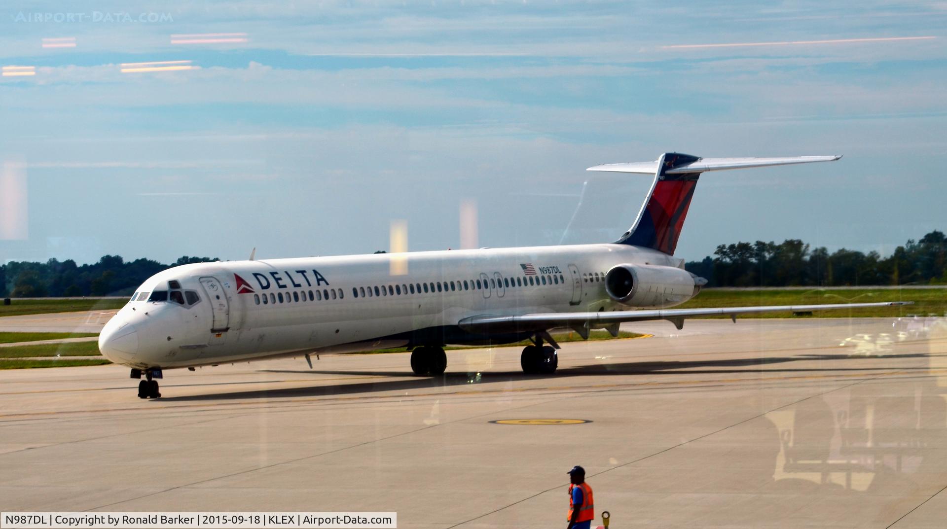 N987DL, 1991 McDonnell Douglas MD-88 C/N 53338, Taxi to park Lexington