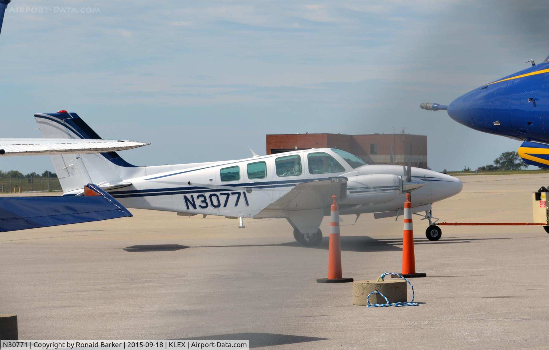 N30771, 1987 Beech 58 Baron C/N TH-1518, Towed Lexington