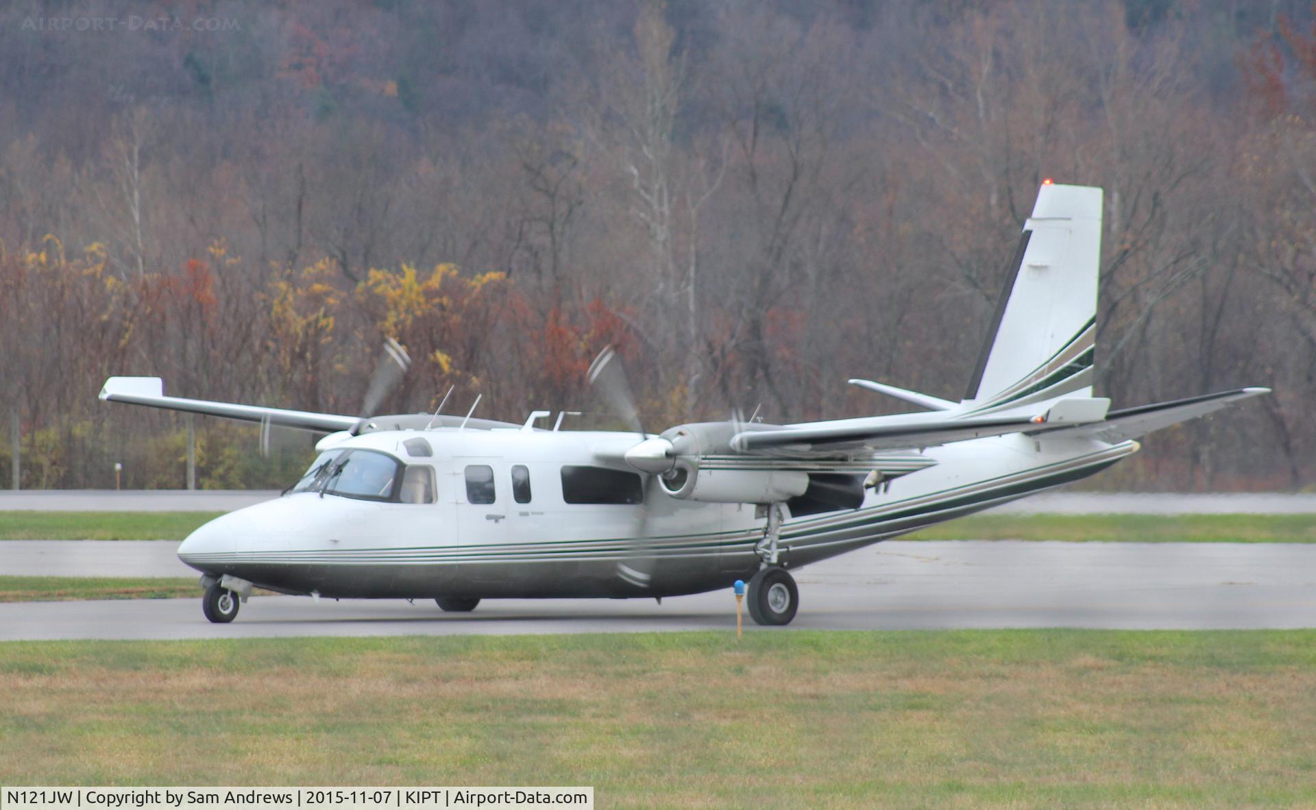 N121JW, 1975 Rockwell 690A Turbo Commander C/N 11299, Taxiing for takeoff