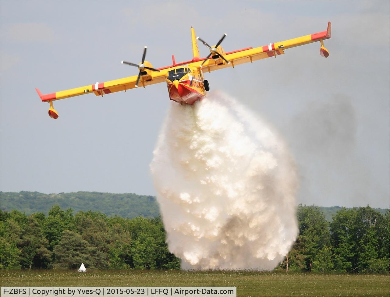 F-ZBFS, Canadair CL-215-6B11 CL-415 C/N 2001, Canadair CL-415, fire extinguishing exercise, La Ferté-Alais airfield (LFFQ) Airshow 2015