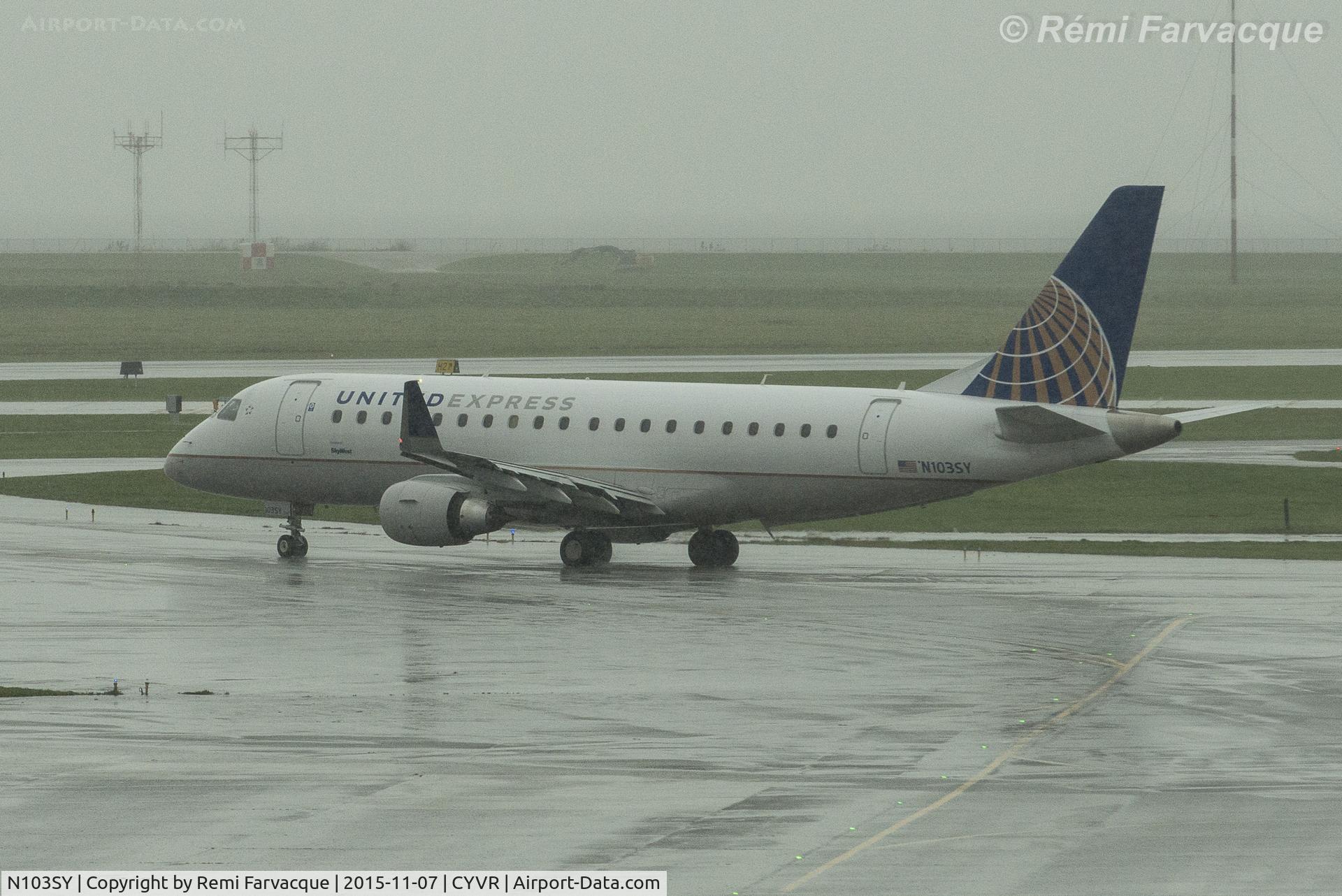 N103SY, 2014 Embraer 175LR (ERJ-170-200LR) C/N 17000390, Taxiing for take-off.
