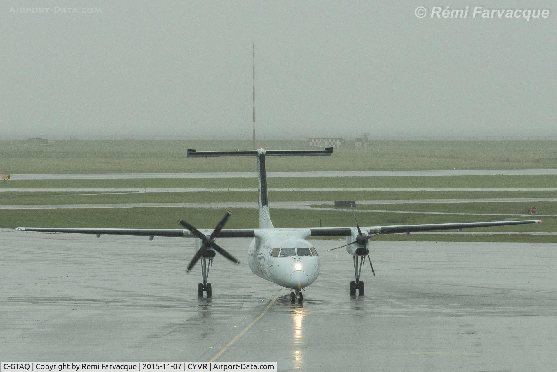 C-GTAQ, 1989 De Havilland Canada DHC-8-301 Dash 8 C/N 180, Arriving to gate, C-wing.