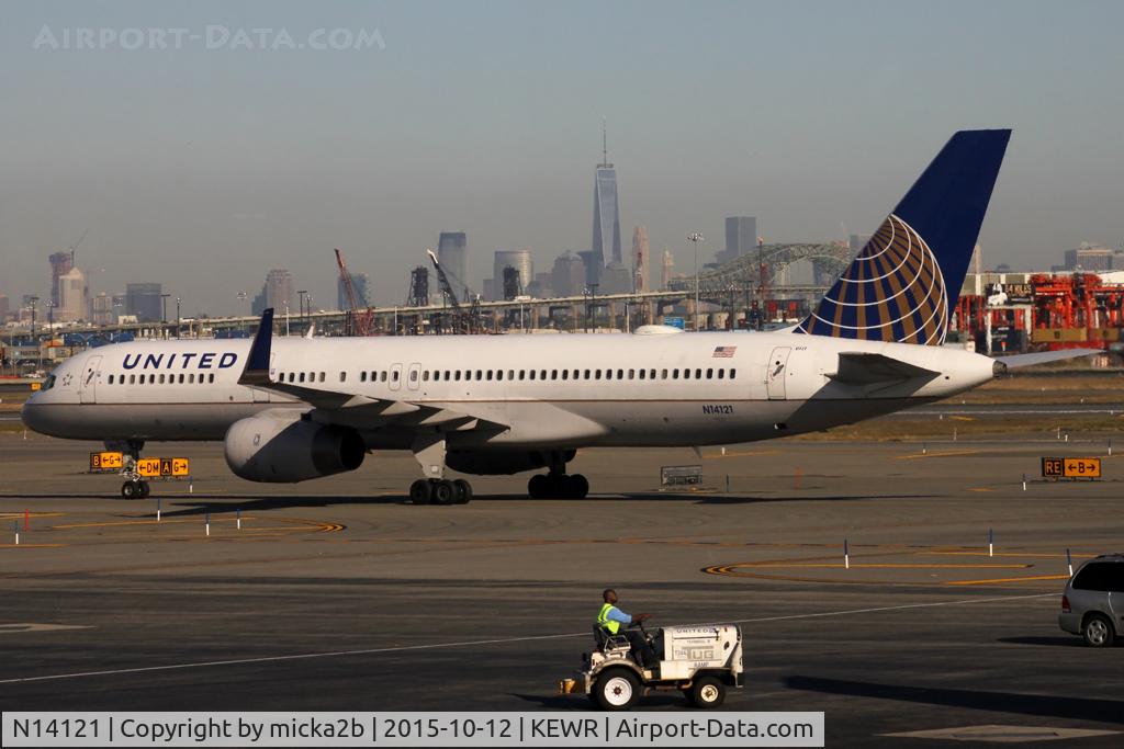 N14121, 1997 Boeing 757-224 C/N 27563, Taxiing