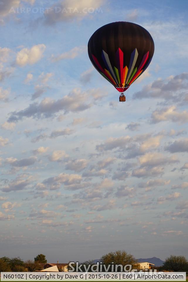 N6010Z, 1988 Cameron Balloons Us N-105 C/N 5456, Hot air balloon carries a load of skydivers over Skydive Arizona.