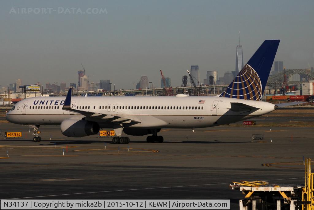 N34137, 1999 Boeing 757-224 C/N 30229, Taxiing