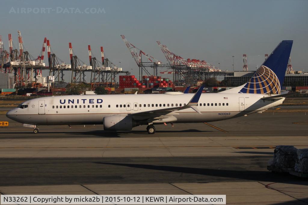 N33262, 2001 Boeing 737-824 C/N 32402, Taxiing