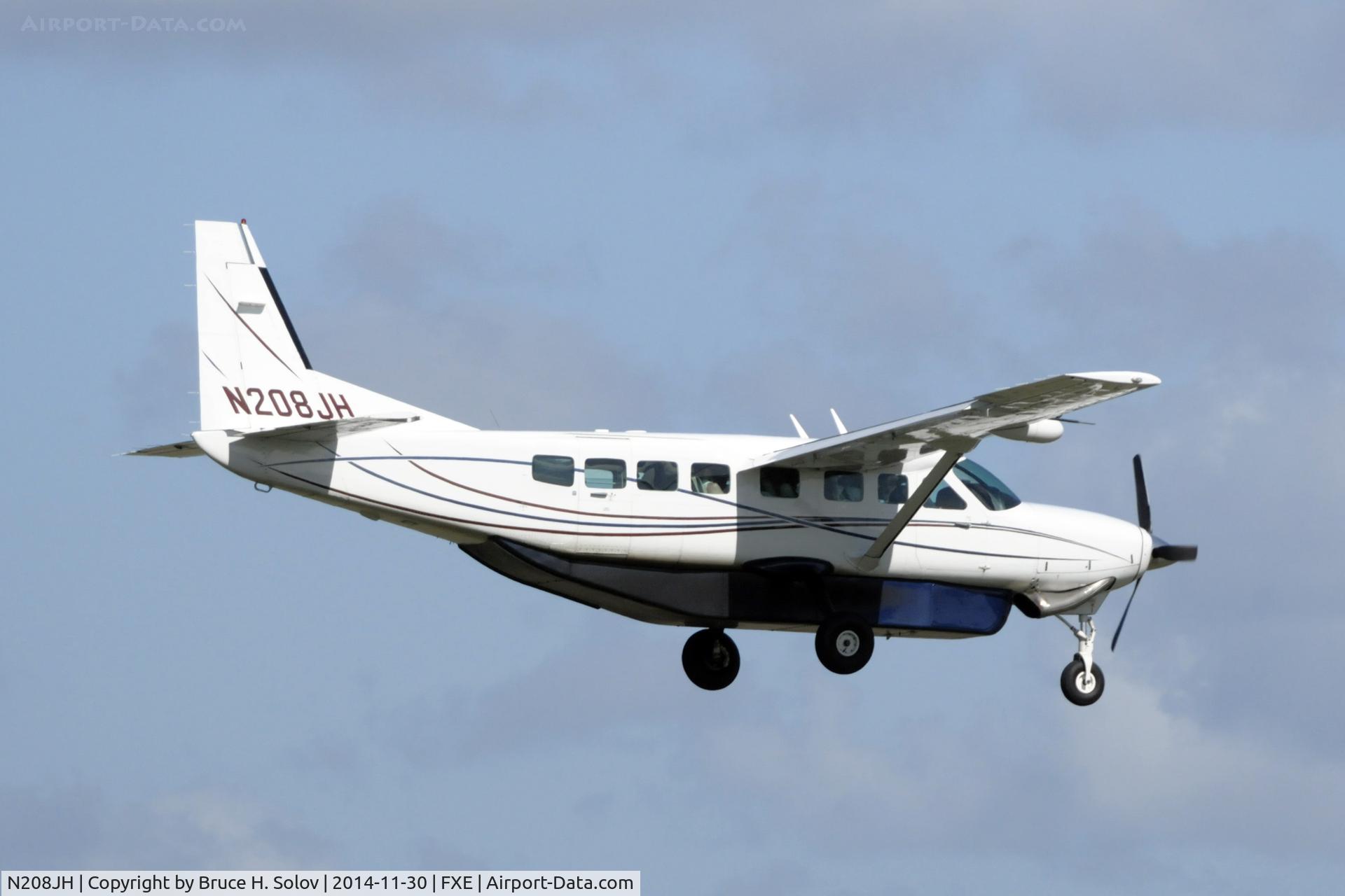 N208JH, 2005 Cessna 208B C/N 208B1144, on approach to FXE