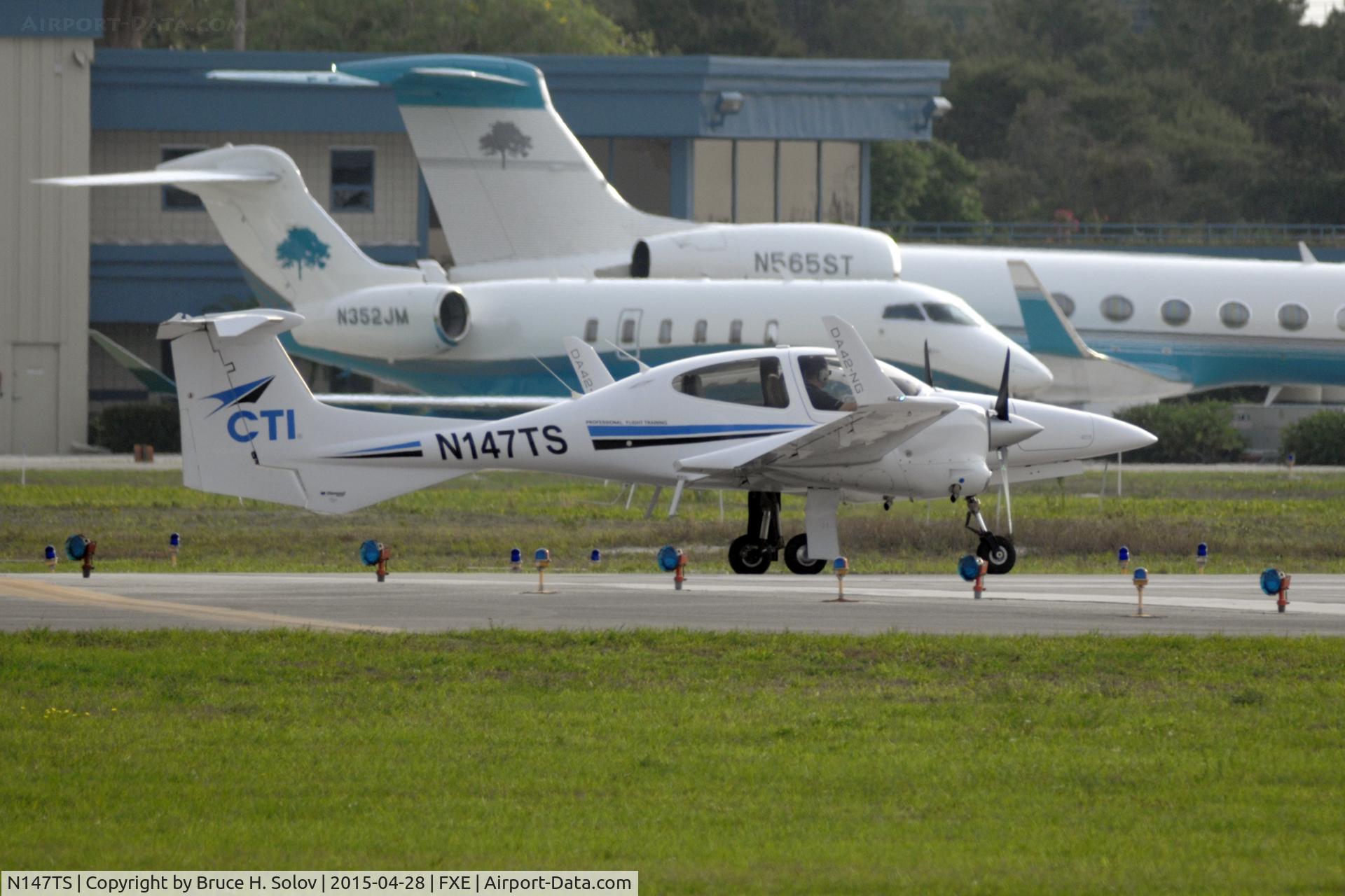 N147TS, 2006 Diamond DA-42 Twin Star C/N 42.AC007, taxiing to runway 9