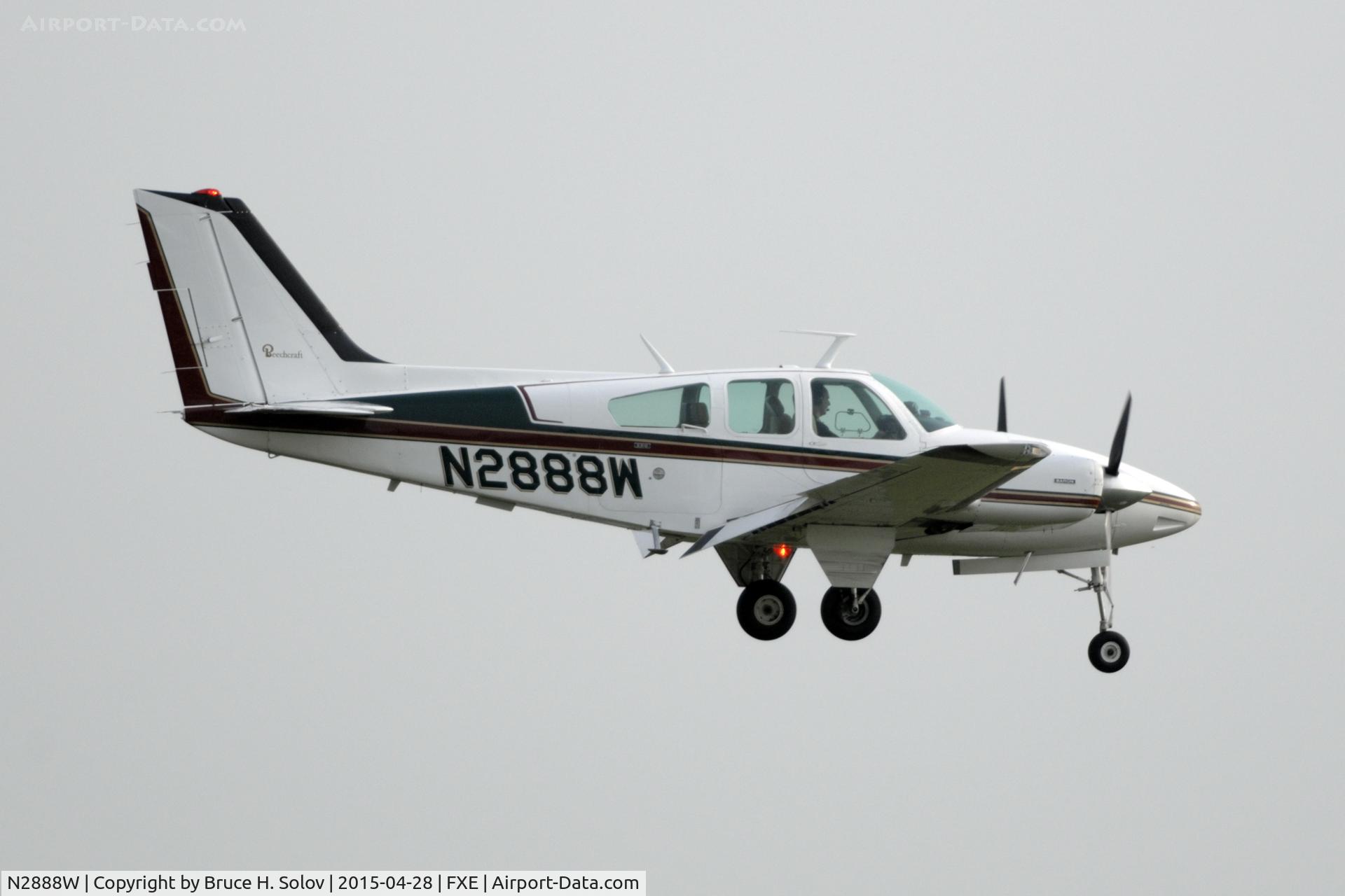 N2888W, 1973 Beech E-55 Baron C/N TE-910, On approach