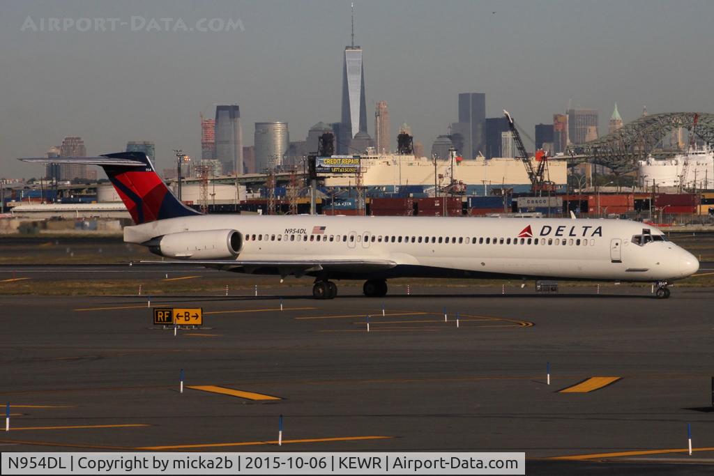 N954DL, 1990 McDonnell Douglas MD-88 C/N 49885, Taxiing