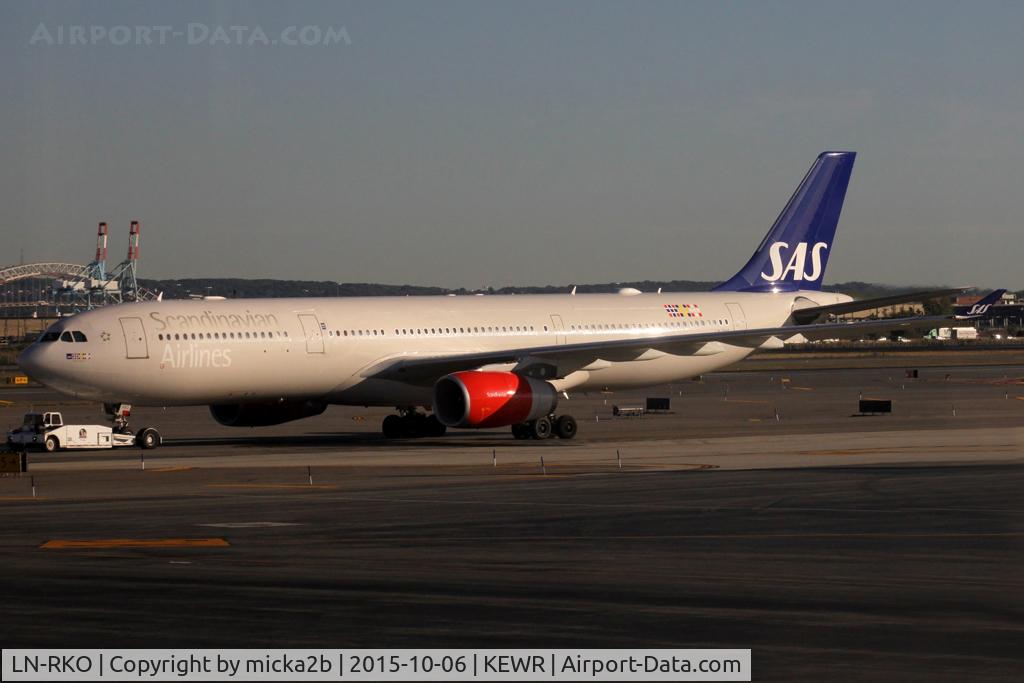 LN-RKO, 2003 Airbus A330-343X C/N 515, Taxiing
