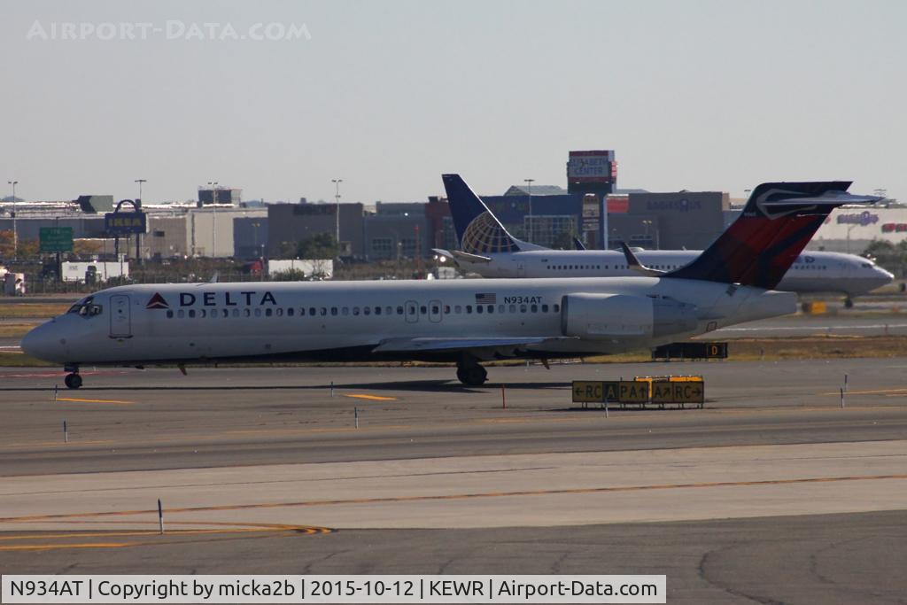 N934AT, 2000 Boeing 717-200 C/N 55070, Taxiing