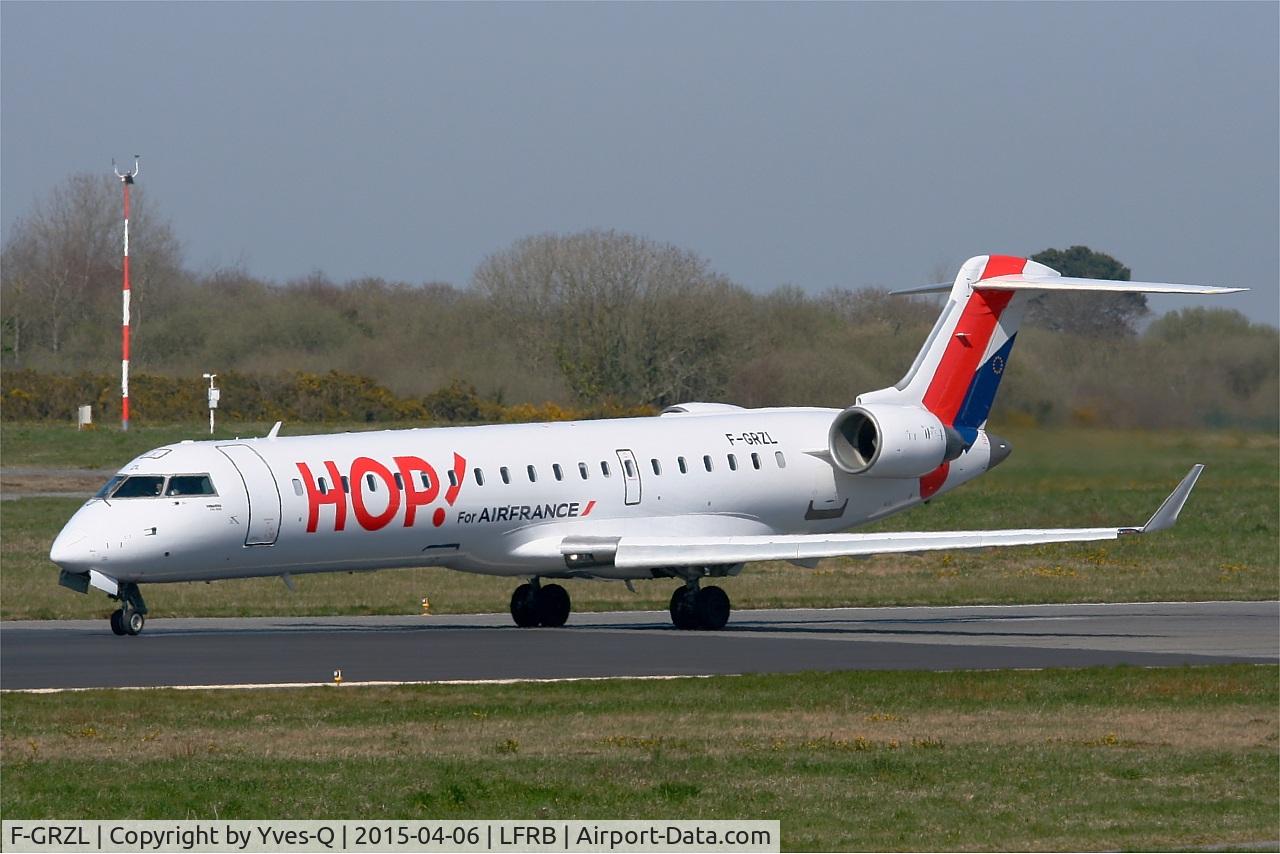 F-GRZL, 2006 Bombardier CRJ-700 (CL-600-2C10) Regional Jet C/N 10245, Canadair Regional Jet CRJ-701, Taxiing to holding point rwy 07R, Brest-Bretagne Airport (LFRB-BES)