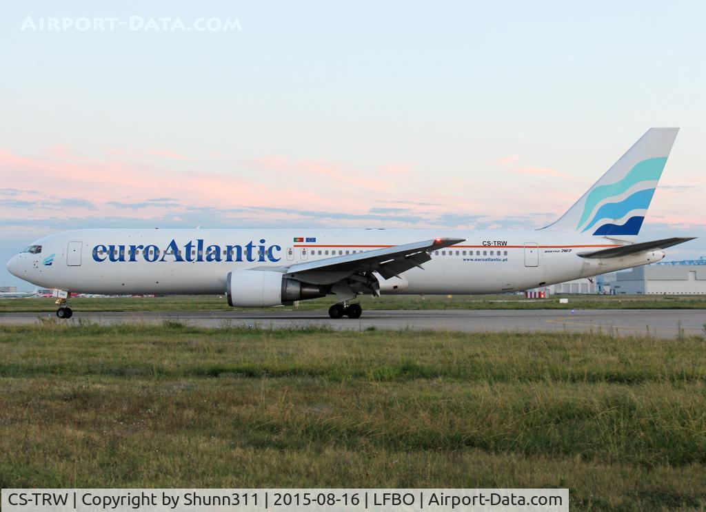 CS-TRW, 1990 Boeing 767-35D/ER C/N 24865, Taxiing to the Terminal... Air Mediterranee flight...