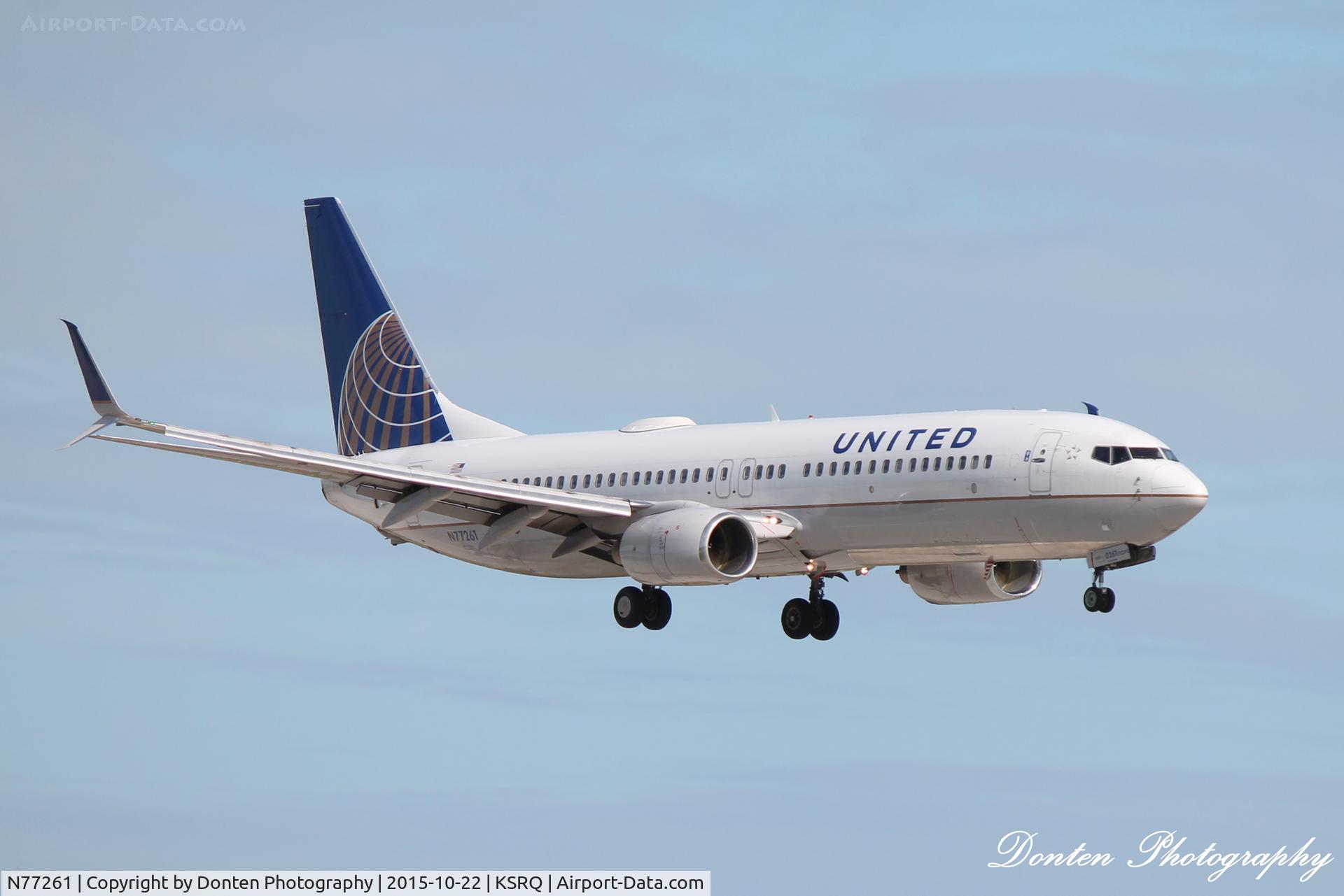 N77261, 2001 Boeing 737-824 C/N 31582, United Flight 1885 (N77261) arrives at Sarasota-Bradenton International Airport following flight from Chicago-O'Hare International Airport