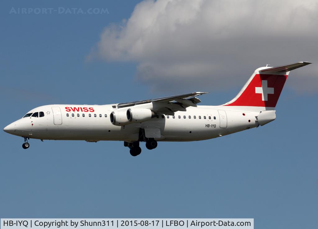 HB-IYQ, 2001 British Aerospace Avro 146-RJ100 C/N E3384, Landing rwy 32L