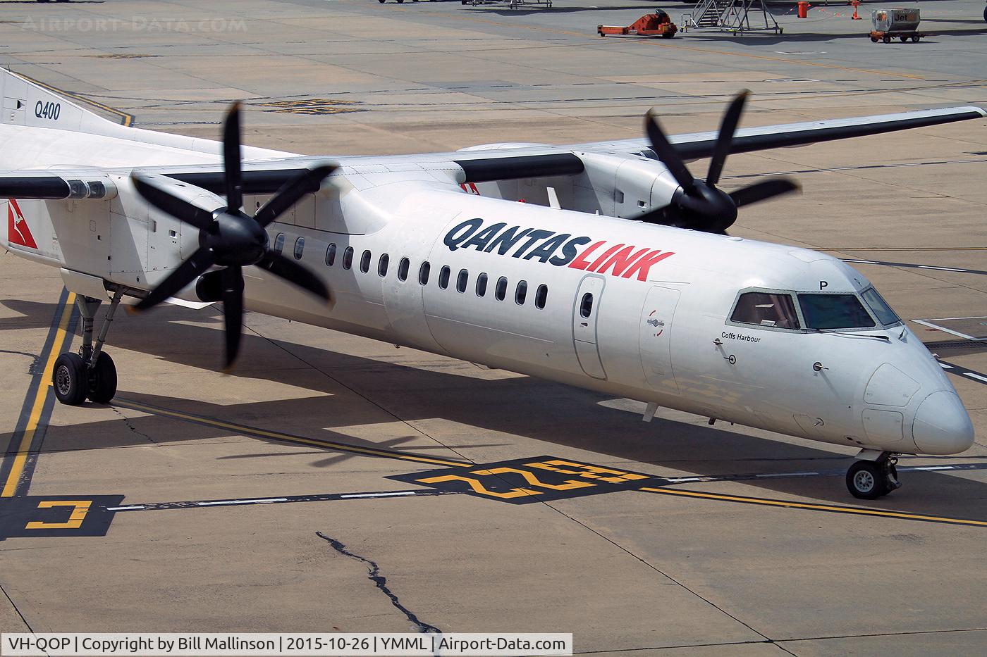 VH-QOP, 2009 De Havilland Canada DHC-8-402Q Dash 8 C/N 4238, Taxiing to gate