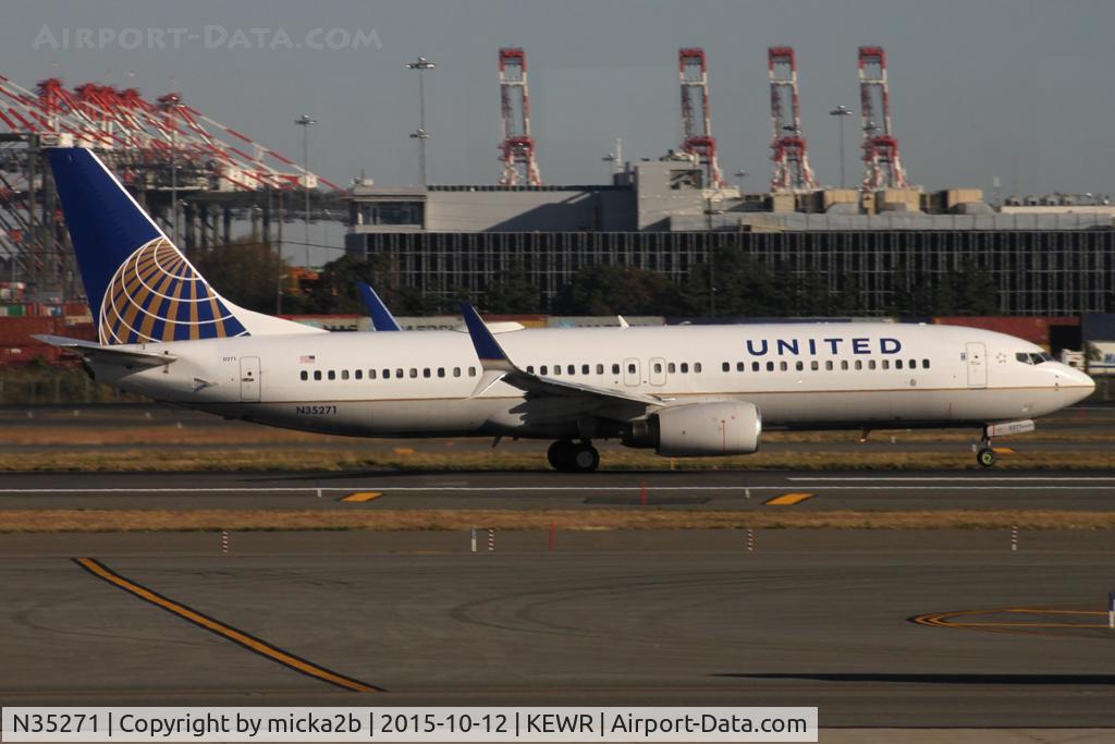 N35271, 2001 Boeing 737-824 C/N 31589, Take off