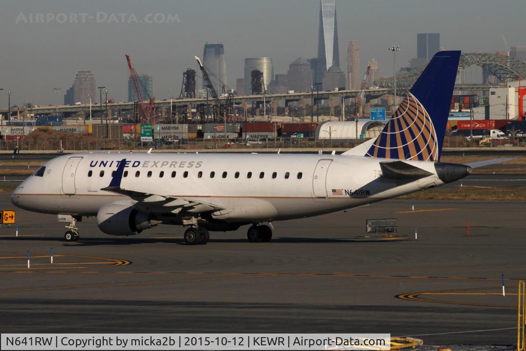 N641RW, 2004 Embraer 170SE (ERJ-170-100SE) C/N 17000062, Taxiing