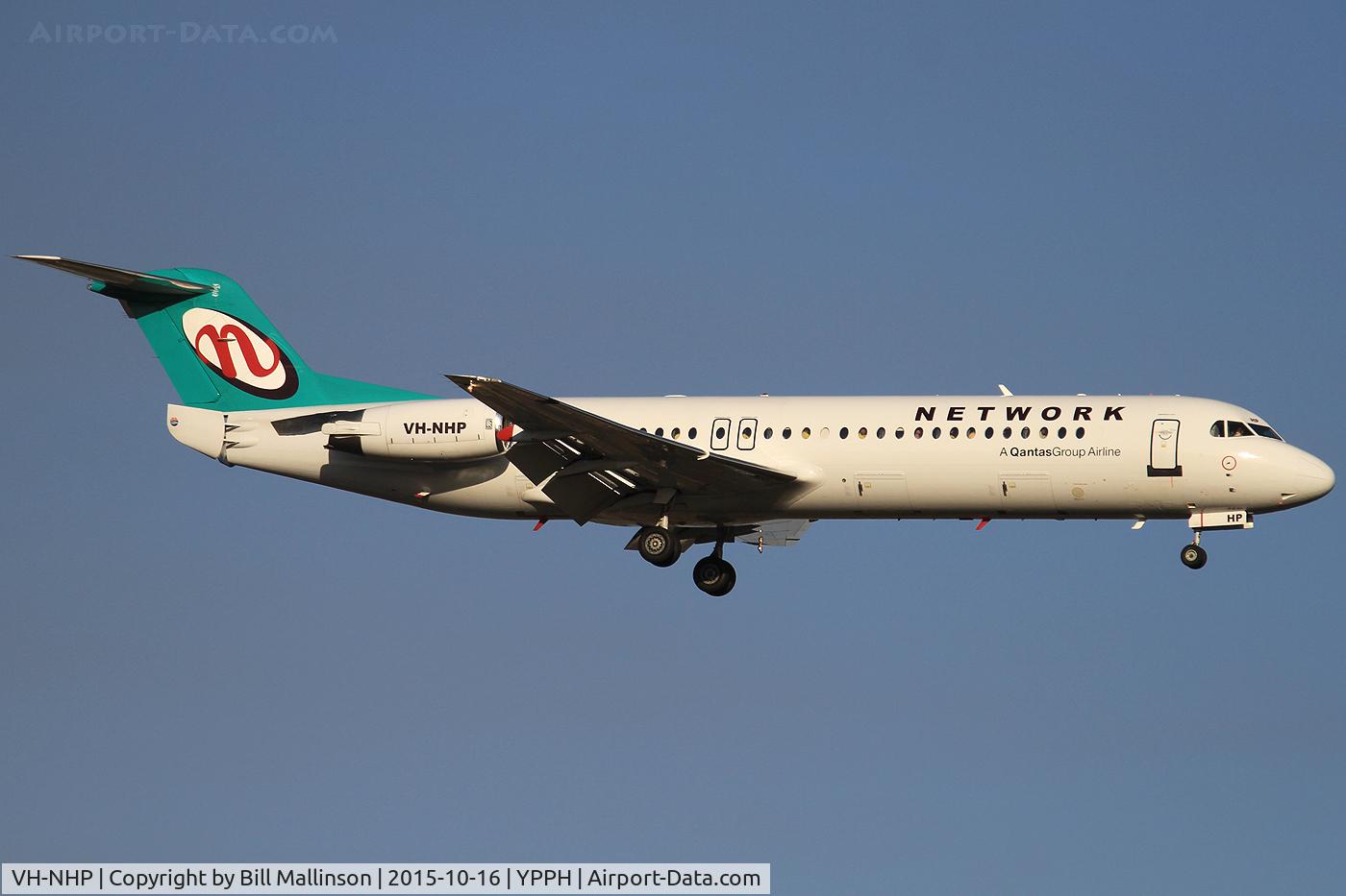 VH-NHP, 1992 Fokker 100 (F-28-0100) C/N 11399, finals to 21