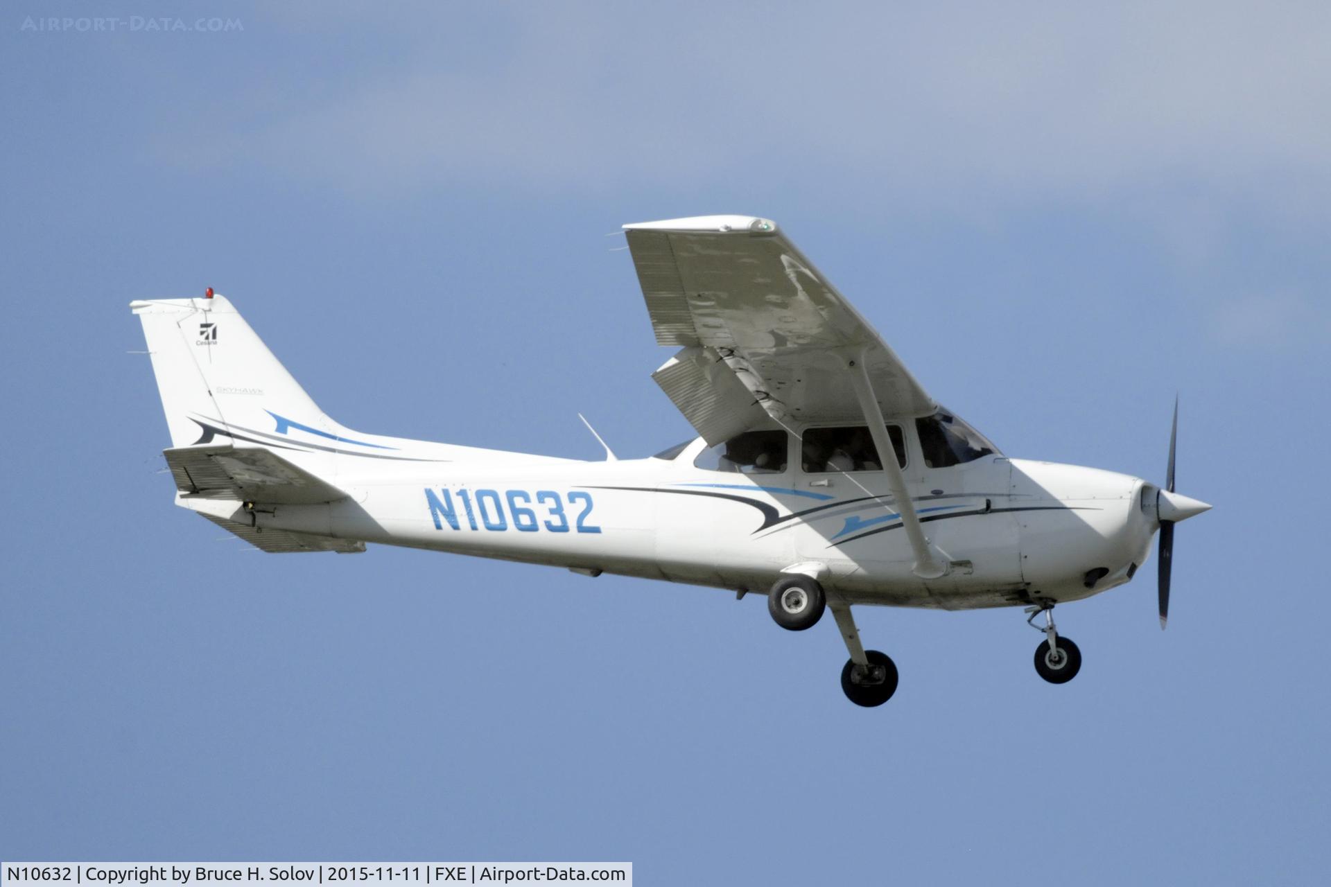 N10632, 2007 Cessna 172R C/N 17281431, On approach to runway 9