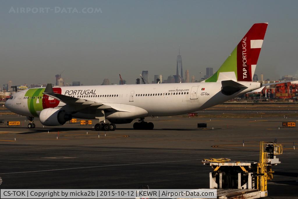 CS-TOK, 2000 Airbus A330-223 C/N 317, Taxiing. Scrapped in october 2019.