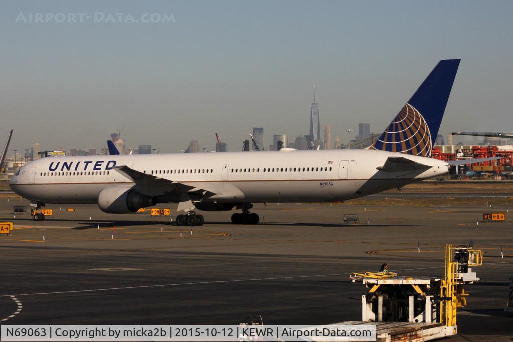 N69063, 2002 Boeing 767-424/ER C/N 29458, Taxiing