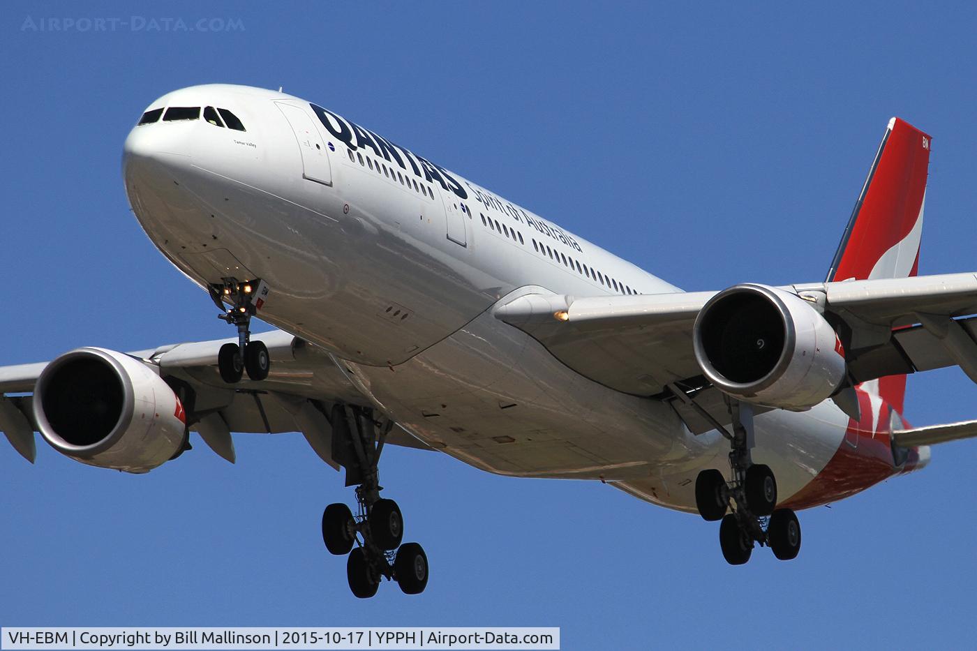 VH-EBM, 2009 Airbus A330-202 C/N 1061, finals to 06