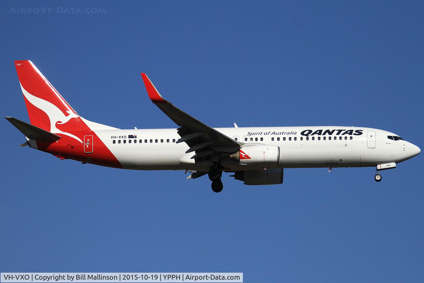 VH-VXO, 2002 Boeing 737-838 C/N 33485, finals to 21