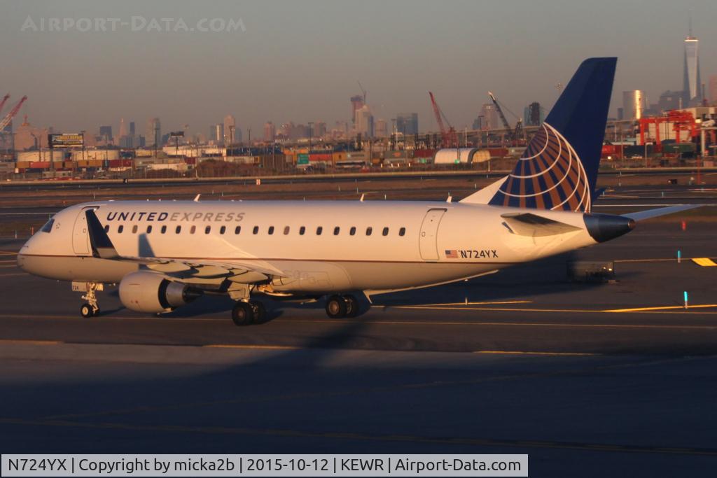 N724YX, 2015 Embraer 175LR (ERJ-170-200LR) C/N 17000502, Taxiing
