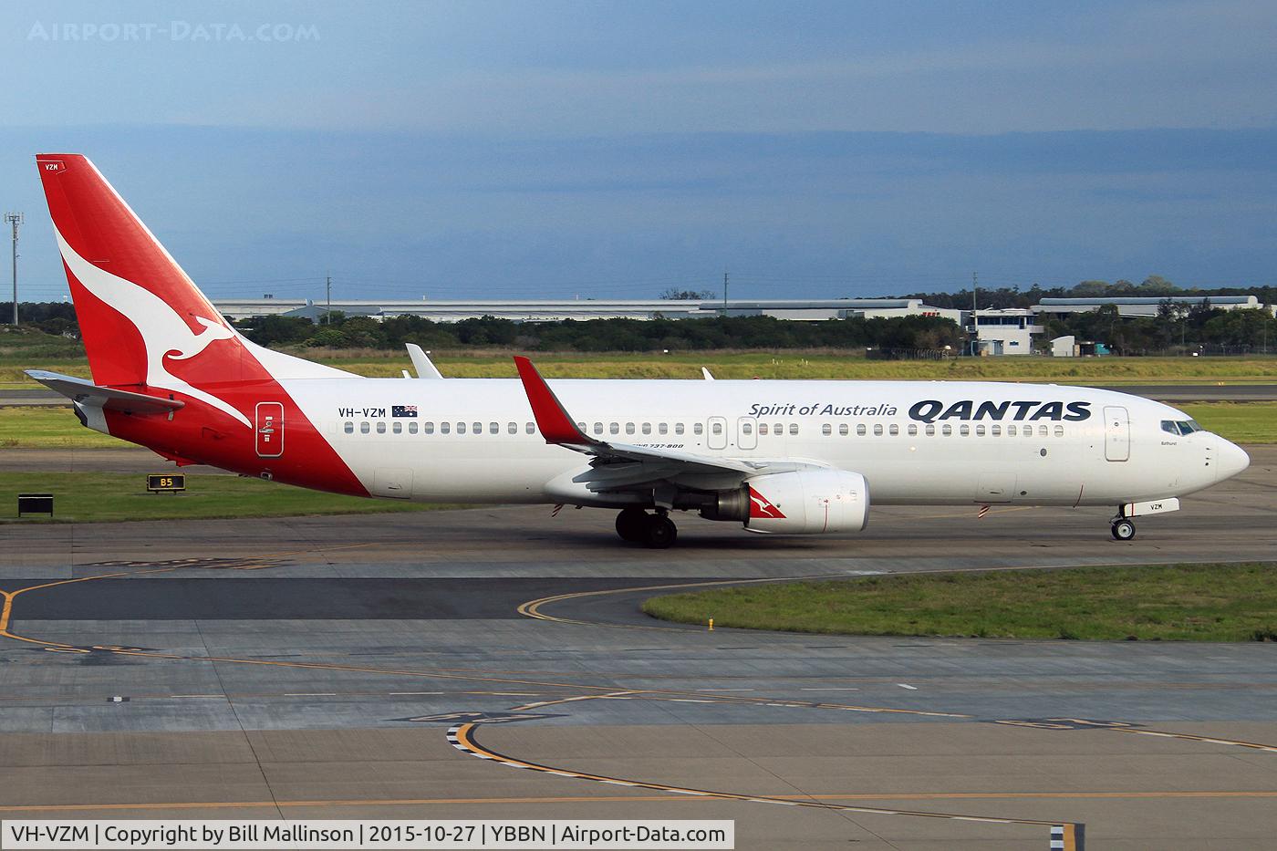 VH-VZM, 2011 Boeing 737-838 C/N 34192, taxiing for 01