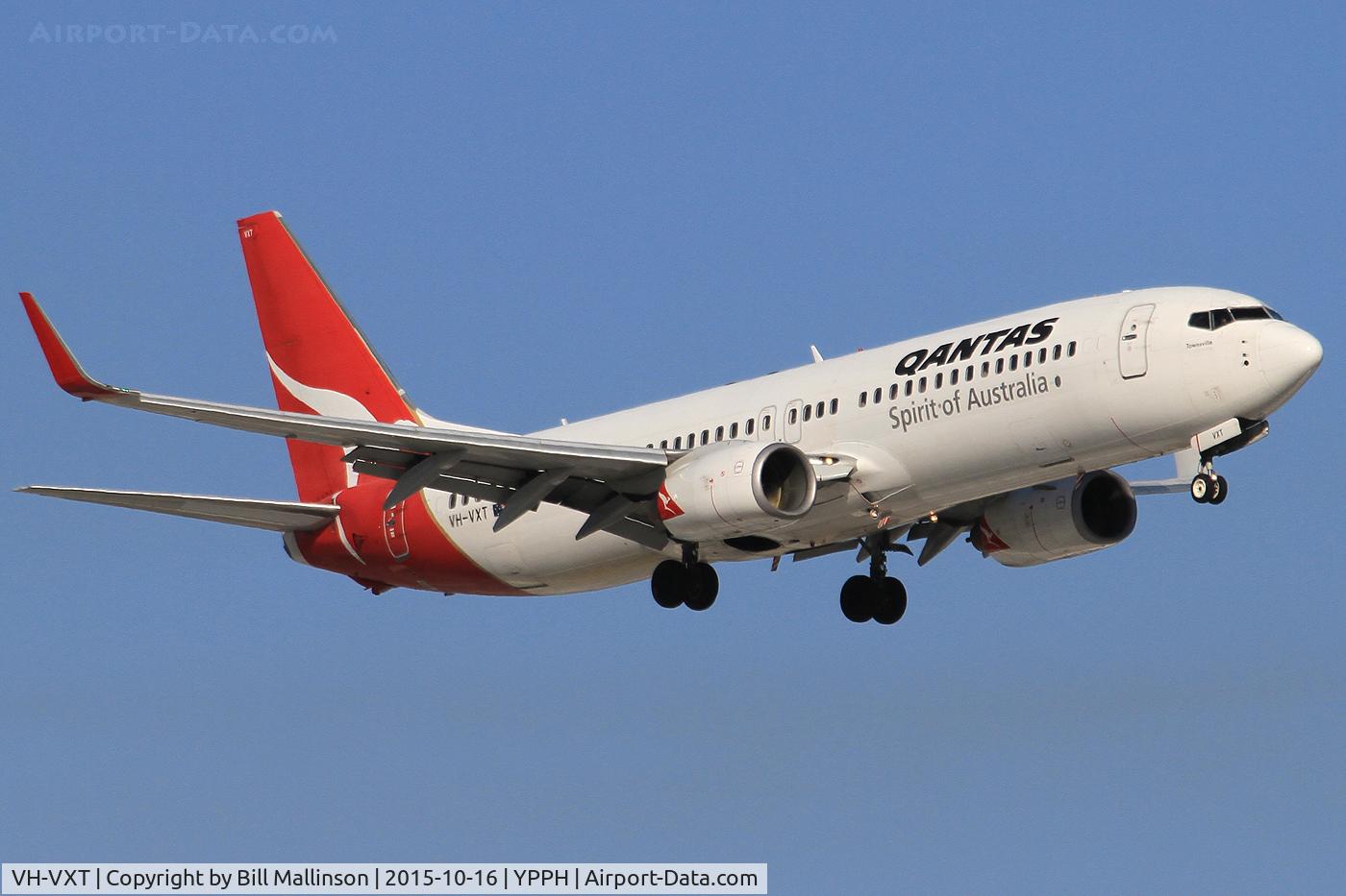 VH-VXT, 2003 Boeing 737-838 C/N 33760, finals to 21