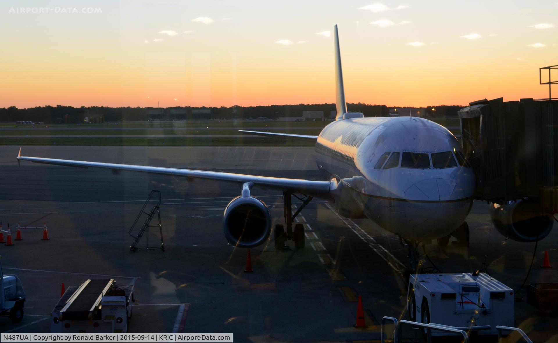 N487UA, 2002 Airbus A320-232 C/N 1669, At the gate Richmond
