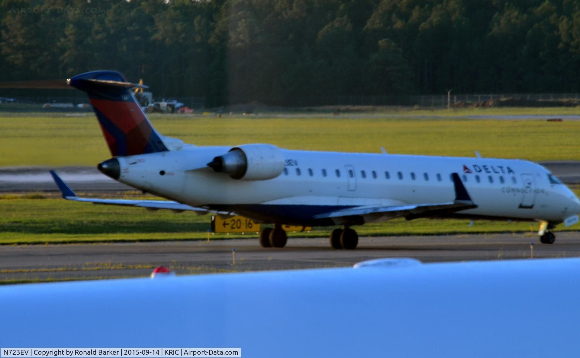 N723EV, 2004 Bombardier CRJ-701 (CL-600-2C10) Regional Jet C/N 10132, Taxi Richmond