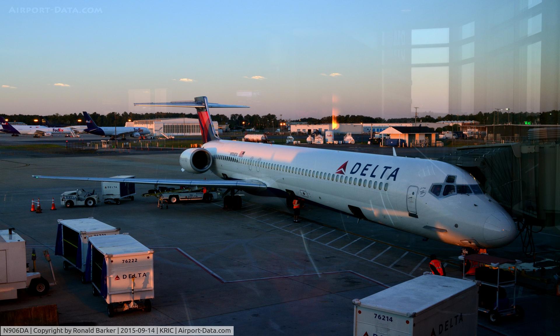 N906DA, 1995 McDonnell Douglas MD-90-30 C/N 53386, At the gate Richmond