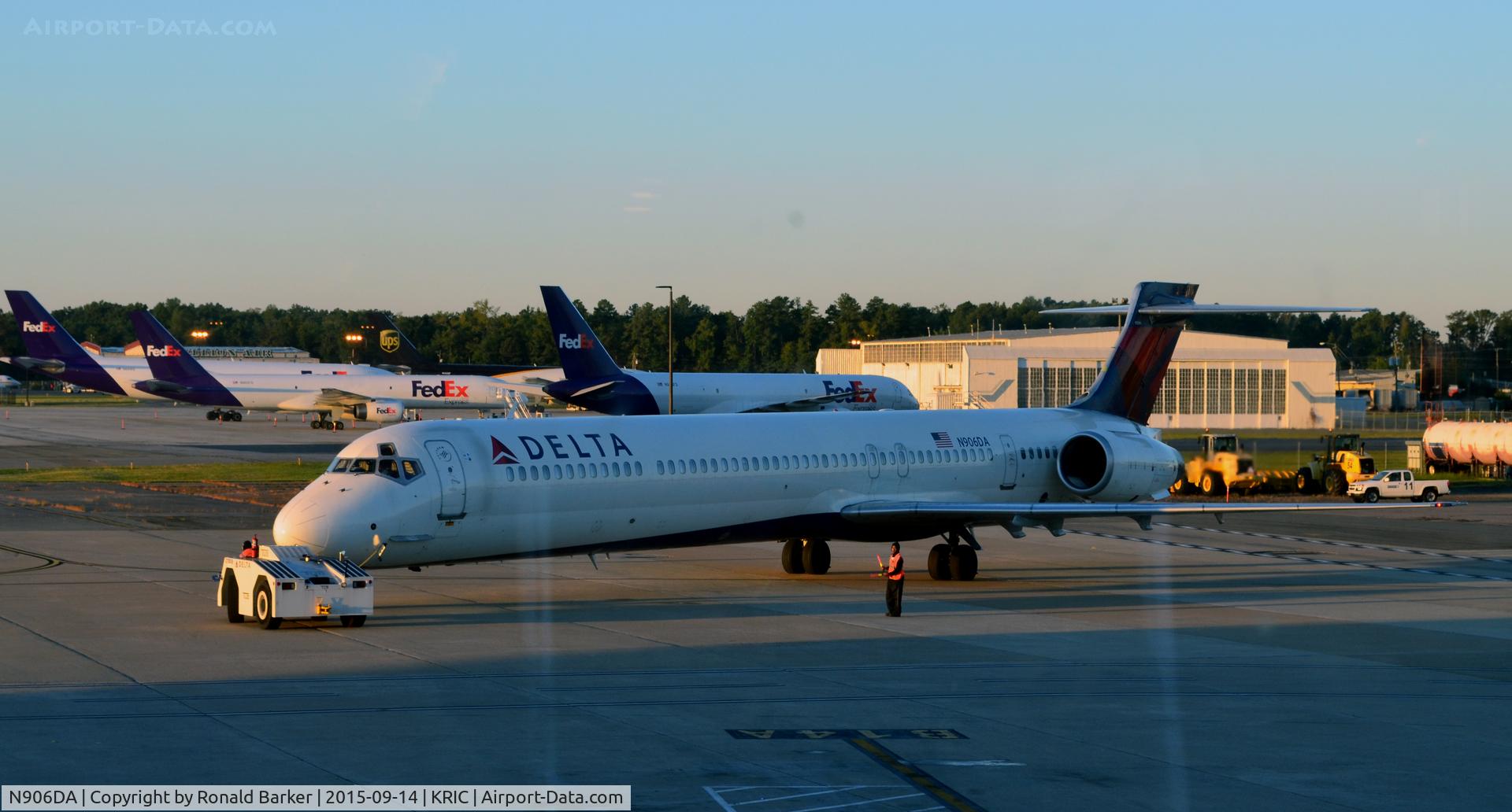 N906DA, 1995 McDonnell Douglas MD-90-30 C/N 53386, Pushback Richmond