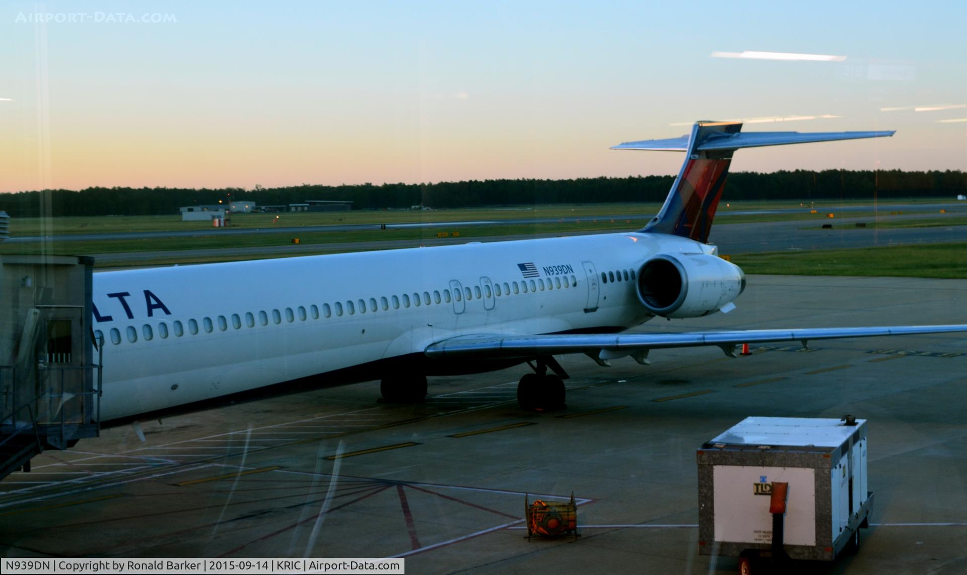 N939DN, 1996 McDonnell Douglas MD-90-30 C/N 53356, At the gate Richmond