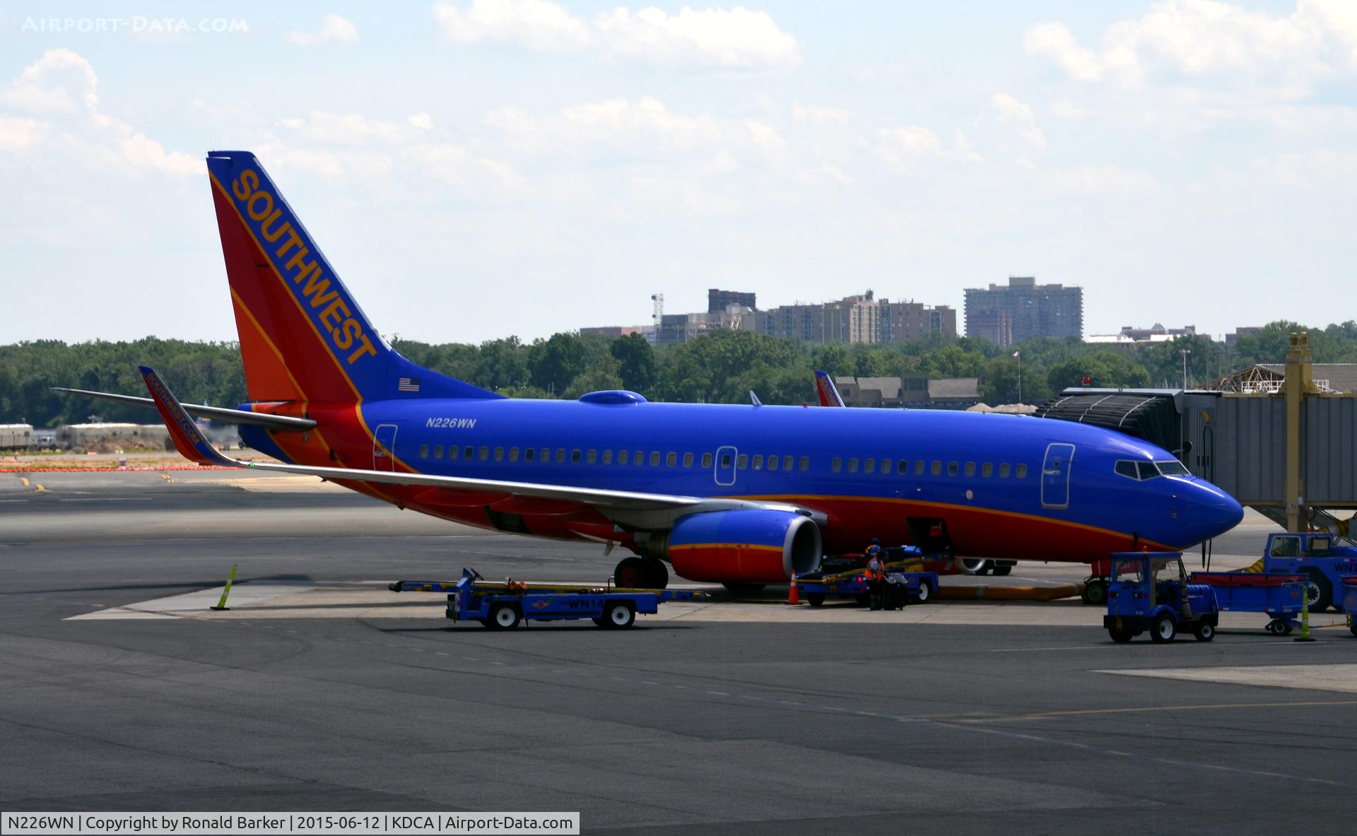 N226WN, 2005 Boeing 737-7H4 C/N 32494, At the gate National