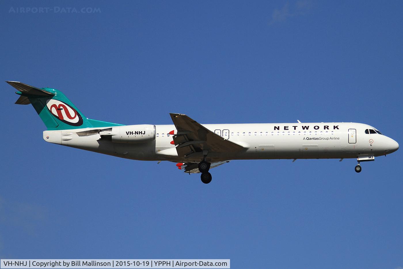 VH-NHJ, 1991 Fokker 100 (F-28-0100) C/N 11464, finals to 21