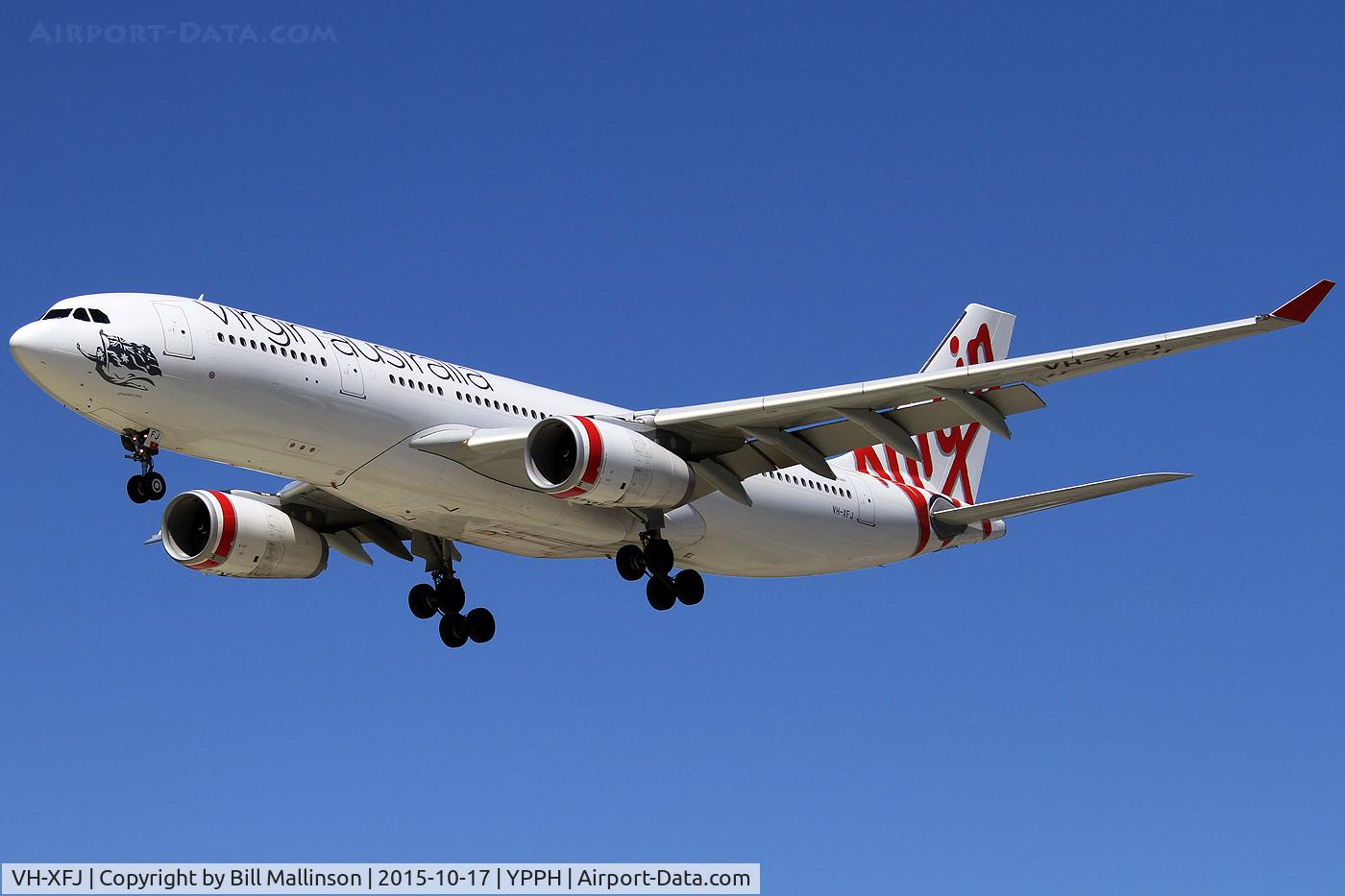 VH-XFJ, 2014 Airbus A330-243 C/N 1561, finals to 06